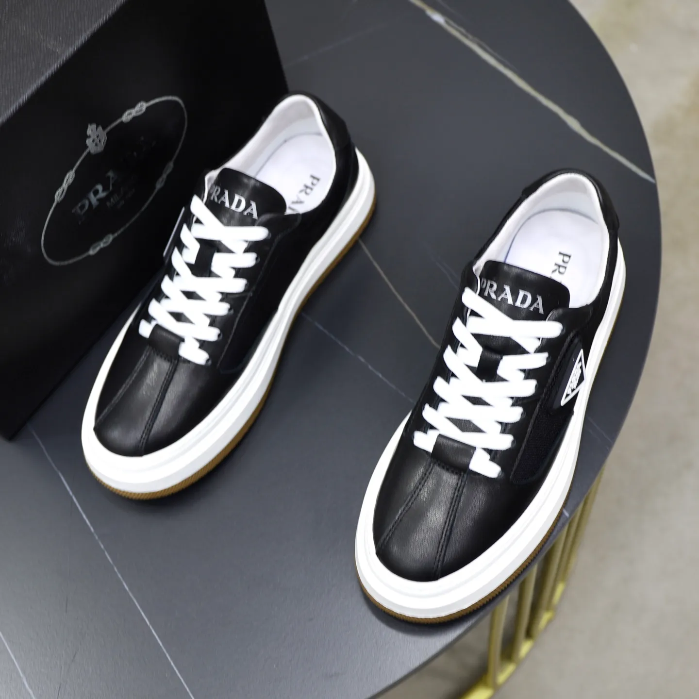 Ex-factory price: 440💰🙅‍♂️🙅‍♂️🙅‍♂️ Brand: PRADA Standard code: 38–44 (45 can be customized) Grade: Same as the official website Material: Original cowhide fabric Comfortable pigskin lining Lightweight wear-resistant outsole Style category: Men's fashionable casual shoes and boots Running sports shoes Distinguished luxury brand elements Top luxury Color: actual picture color